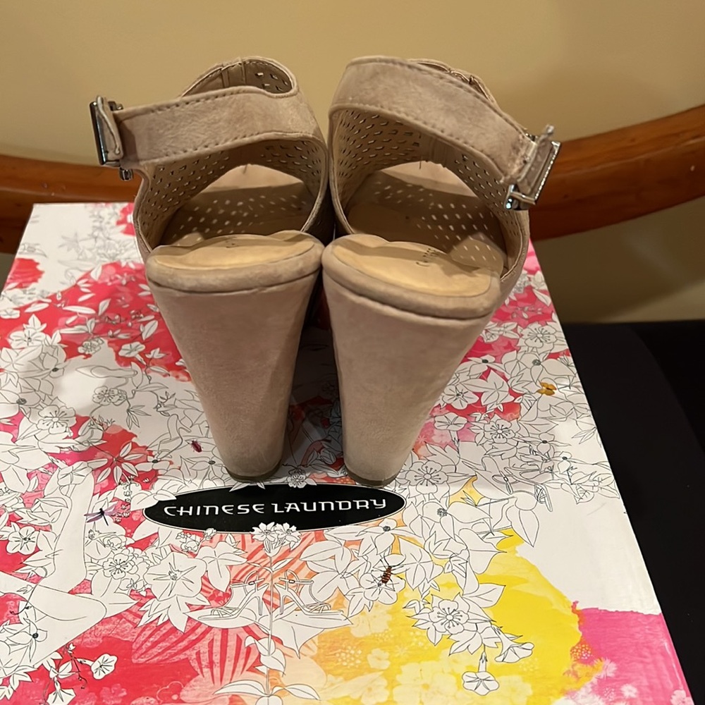 Like new Chinese Laundry meet up suede wedge size 7 - Picture 5 of 9